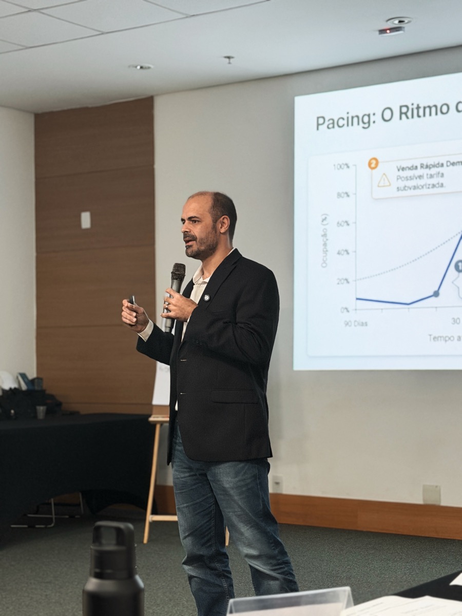 Márcio Braz no palco em um evento do Clube dos Anfitriões